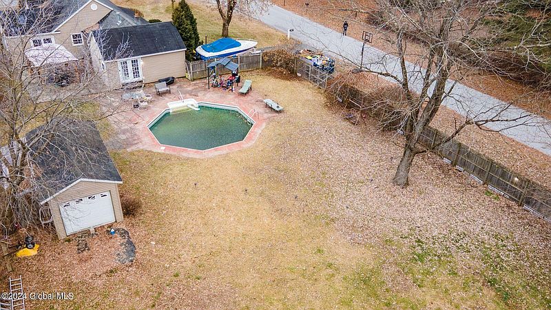 5th image of 16 Maplewood Parkway