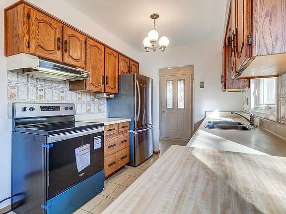 5th image of 462 Southland Cres