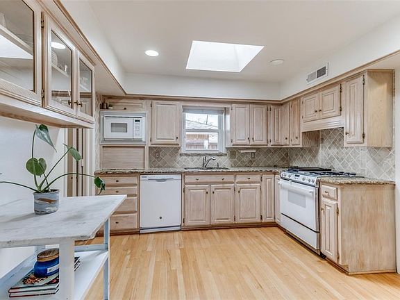 5th image of 814 Westwood Dr