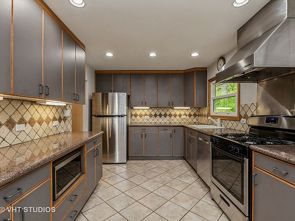 5th image of 16081 W Des Plaines Dr