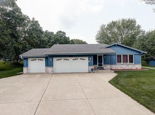 W276N1965 Spring Creek Dr, Pewaukee, WI 53072