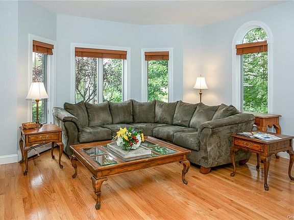 5th image of 21 Charnwood Dr