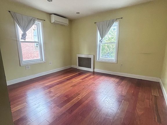 4th image of 14611 Holly Ave