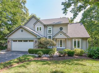 910 Sunlight Ridge Dr, Hendersonville, NC 28792