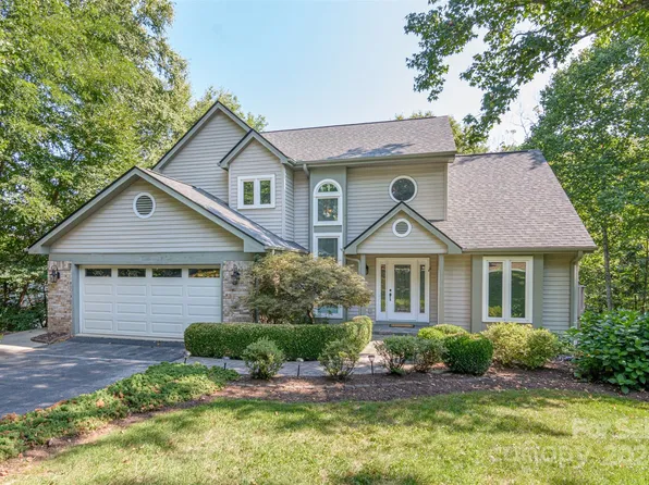 910 Sunlight Ridge Dr, Hendersonville, NC 28792