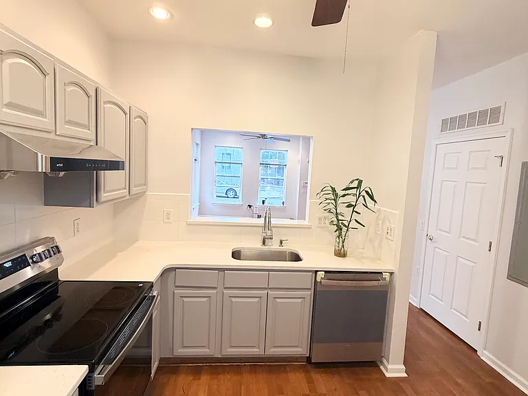 1318 Bainbridge St — Photo 4