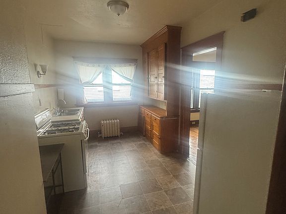 5th image of 405 Victoria Pl #2