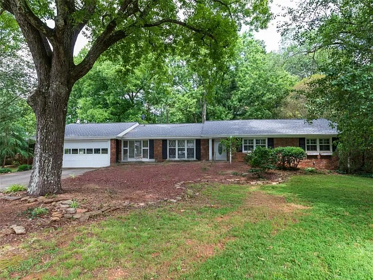 1110 Grimes Bridge Rd — Photo 2