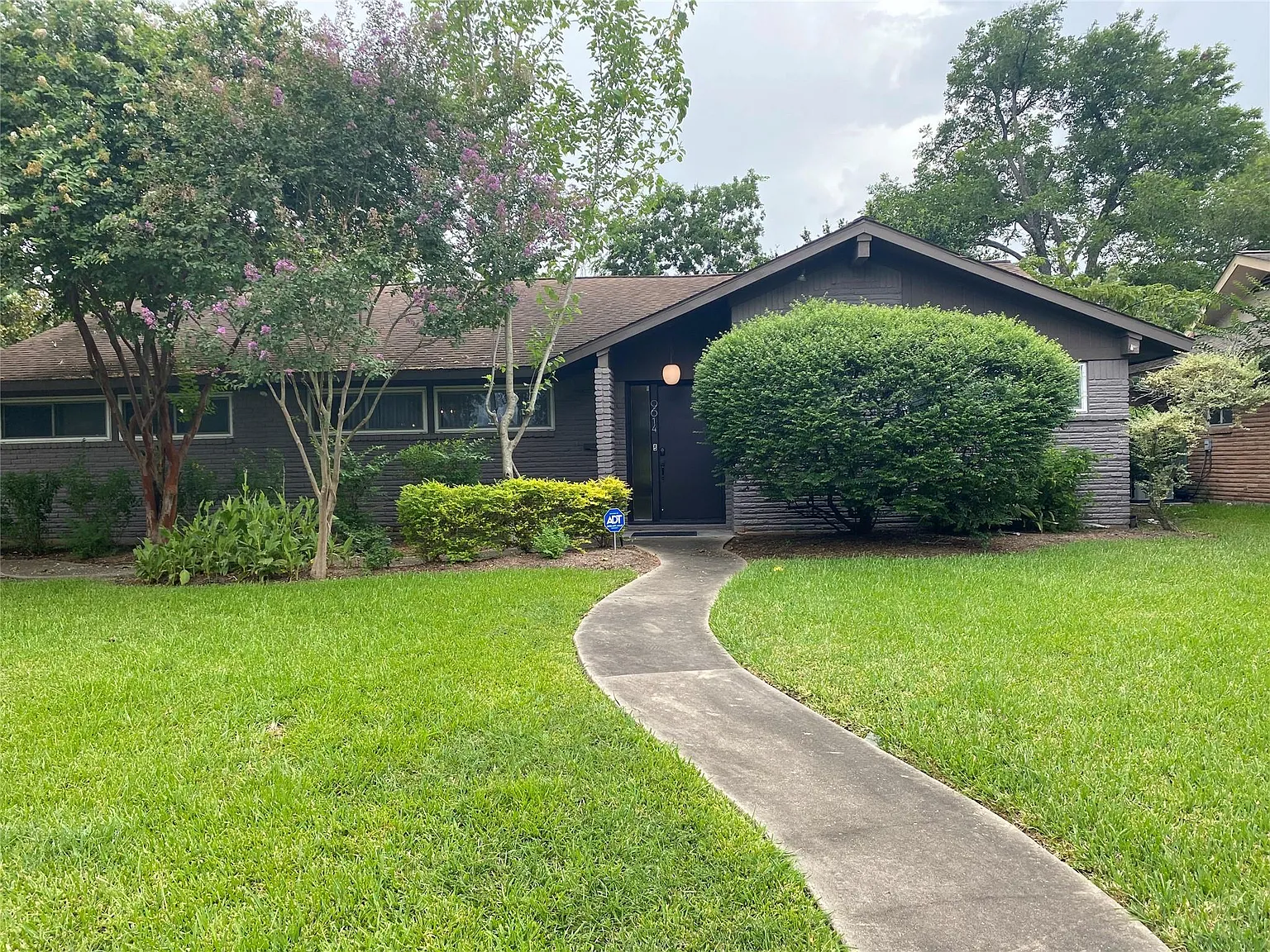 3 bed, 2.0 bath, 2585 sqft, $2,999 — Photo 1