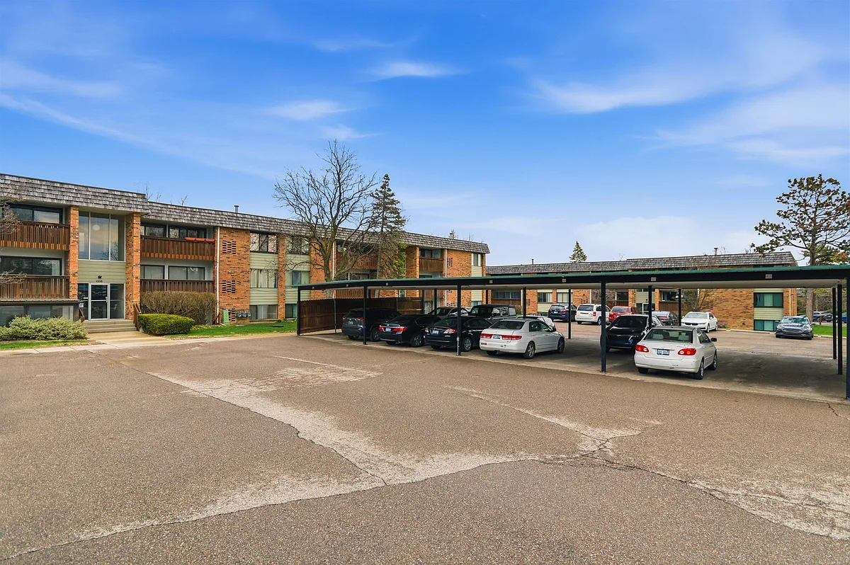 Building Photo - 1235 S Maple Rd #201