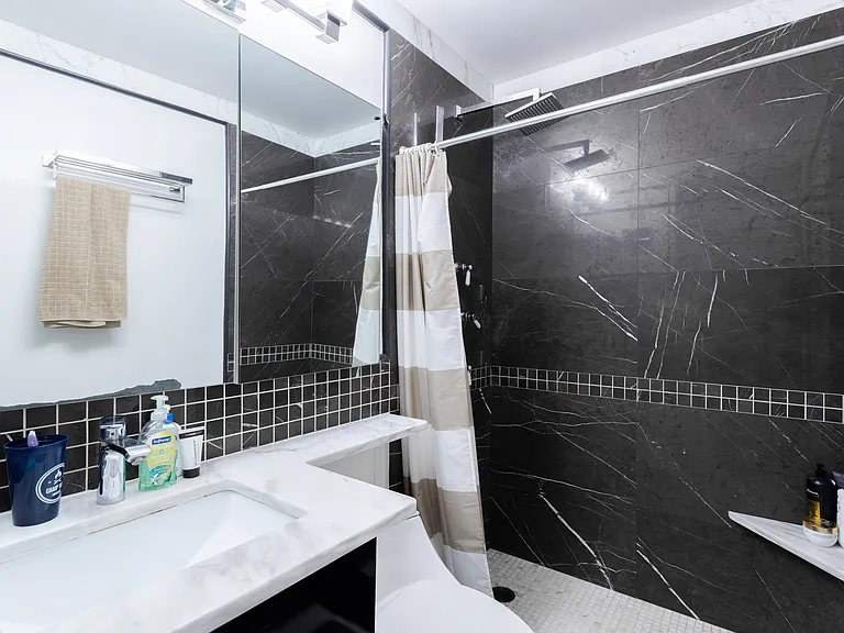 500 W 43rd St #18C — Photo 7