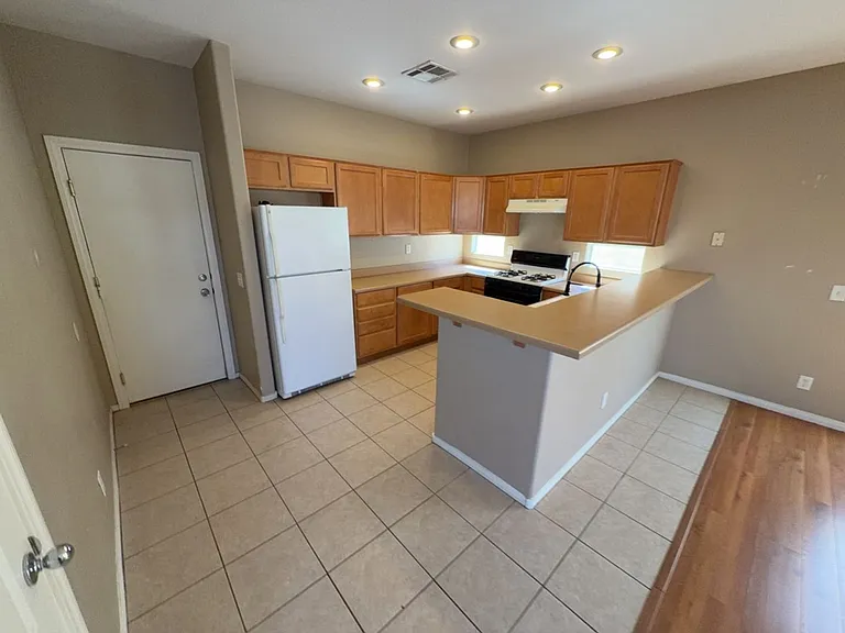 10750 Avenzano St — Photo 4