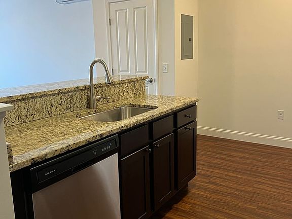 5th image of 181 Winterberry Ln #405