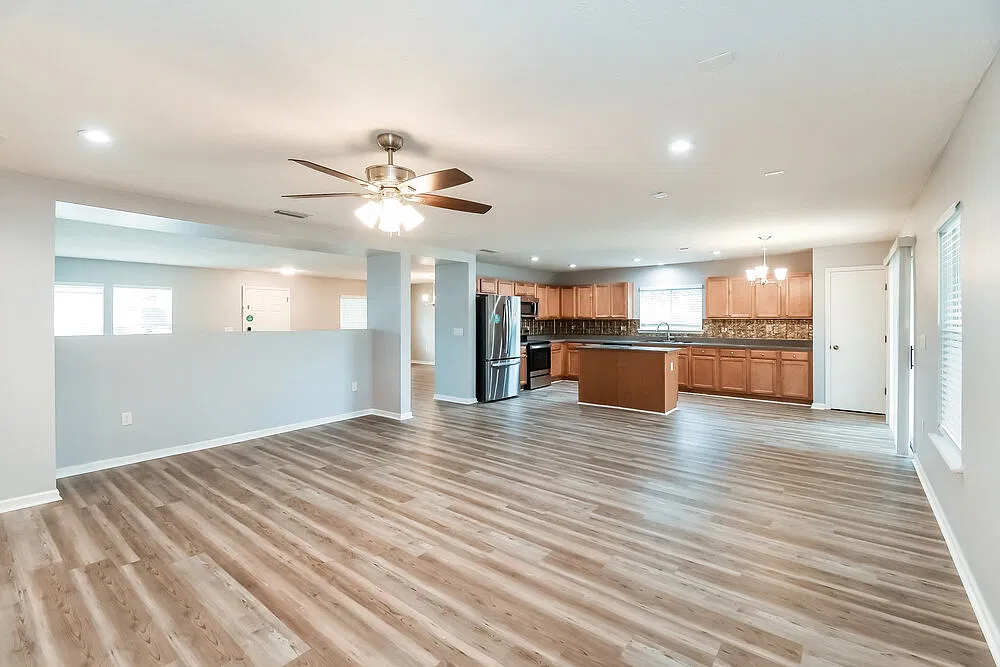 3 bed, 2.0 bath, 2307 sqft, $2,225 — Photo 3