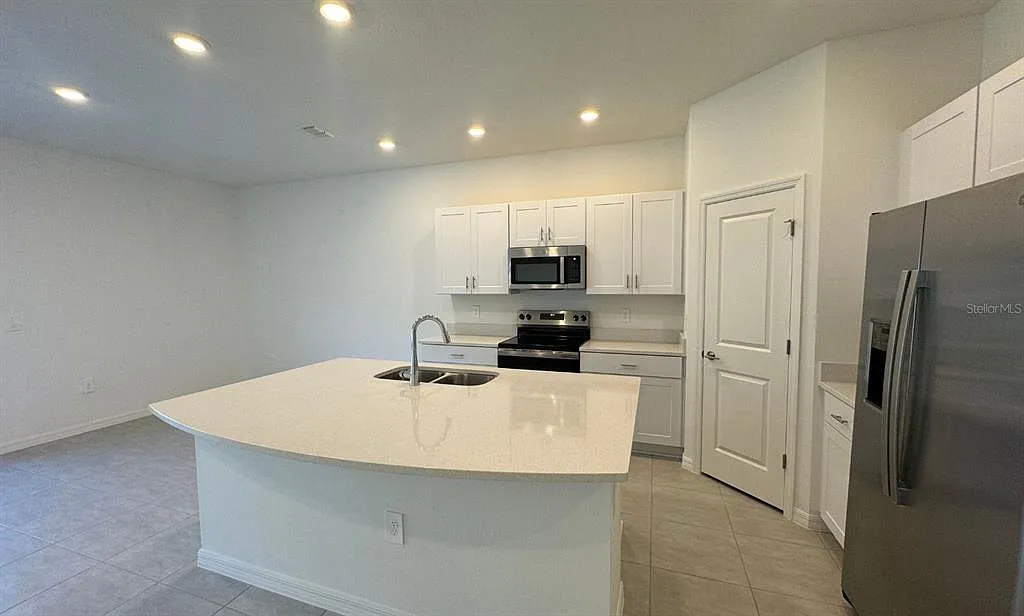 3 bed, 2.5 bath, 1407 sqft, $1,900 — Photo 2