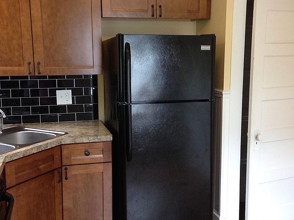 Kitchen, refrigerator with ice maker