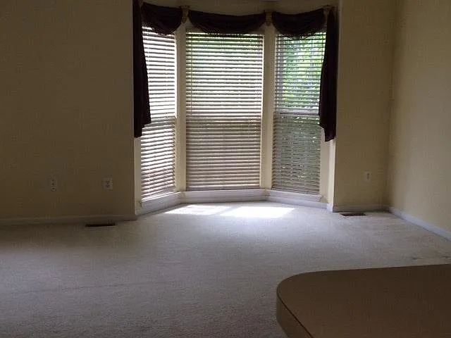 3 bed, 2.5 bath, 2700 sqft, $3,300 — Photo 4