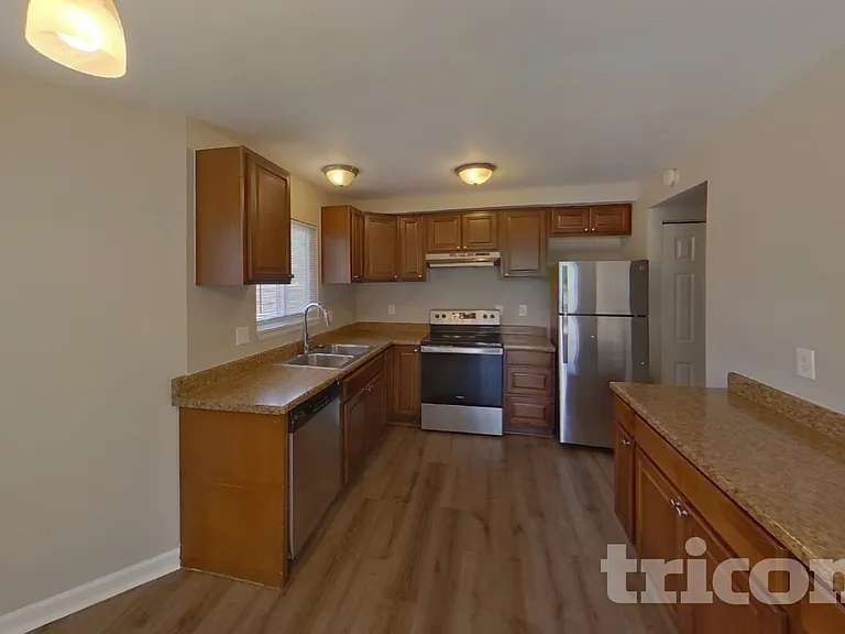 4470 Hollyridge Dr — Photo 5