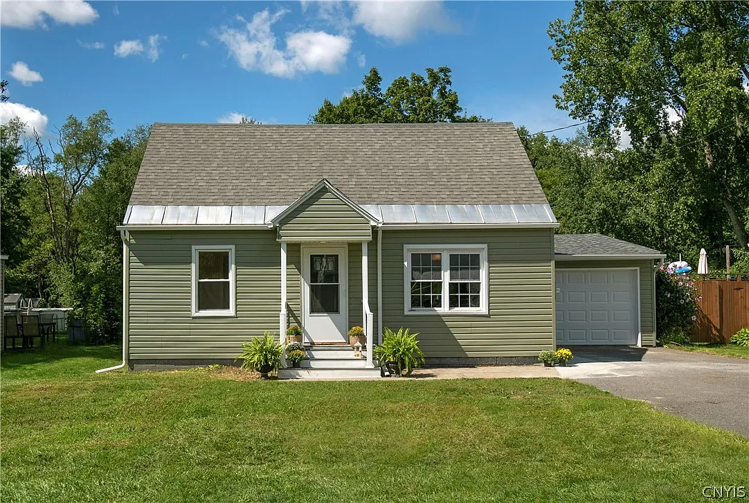 4 bed, 2.0 bath, 1595 sqft, $3,100 — Photo 1