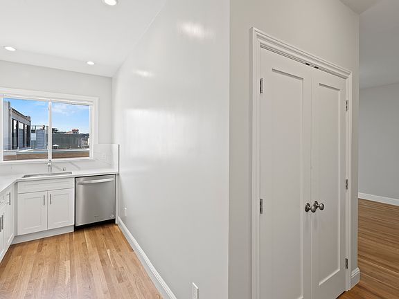 4th image of 2040 Jefferson St APT 305
