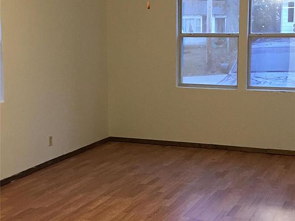 4th image of 825 Hart St