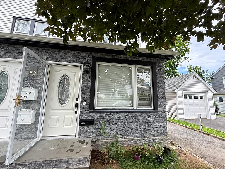 815 Carpenter Pl — Photo 1