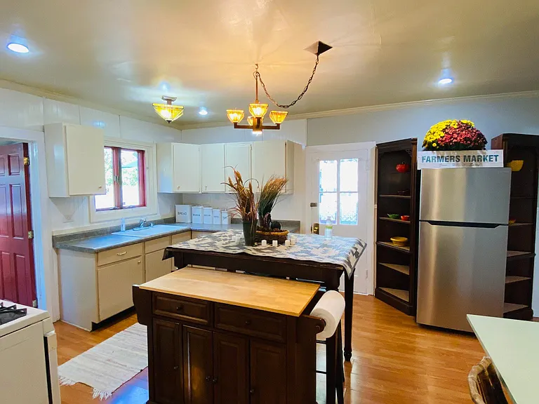 The large eat-in kitchen offers flexiblity and great entertainment and cooking flow!