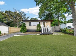 28 Roslyn Avenue, Selden, NY 11784