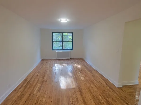 76-12 Ditmars Boulevard image 1 of 5