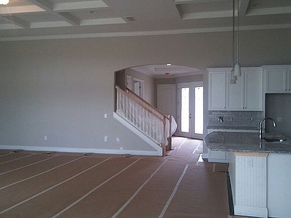 4th image of 402 Glenneyre Cir
