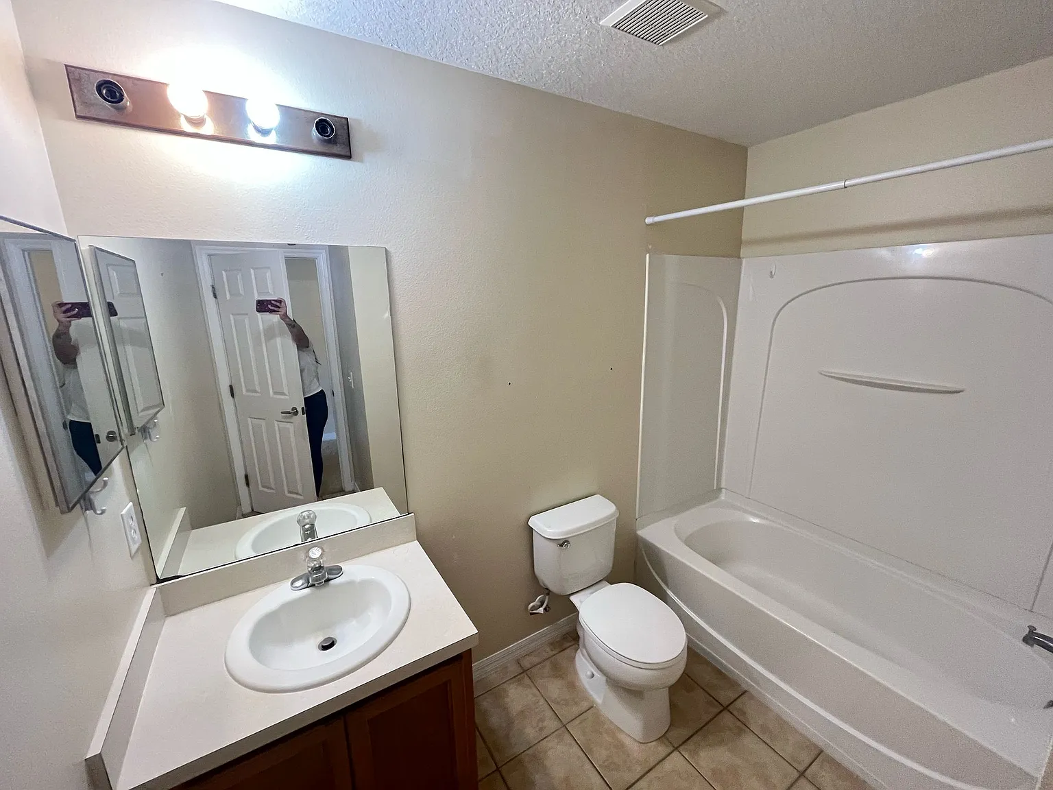 3 bed, 1187 sqft, $1,900 — Photo 4