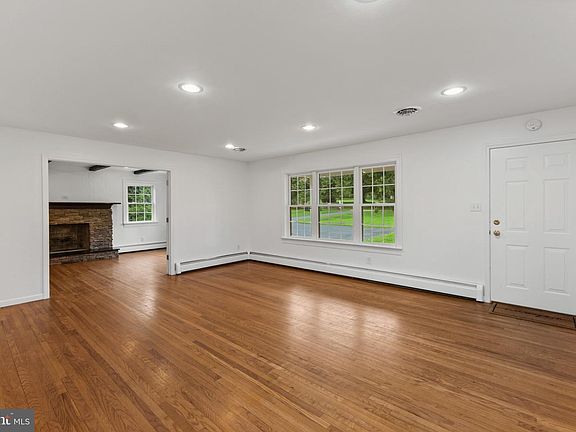 5th image of 264 Woodcrest Rd
