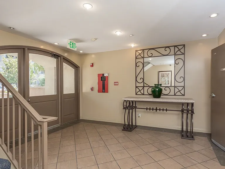Lido Apartments - 3623 Jasmine Ave — Photo 4