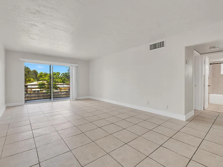 1735 Dewey St #201 — Photo 5