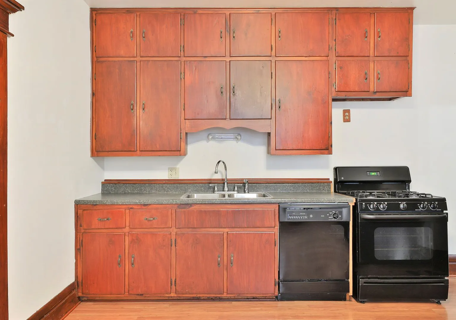 Large 5 Bedroom North Campus Townhouse - 1st house from High Street — Photo 3