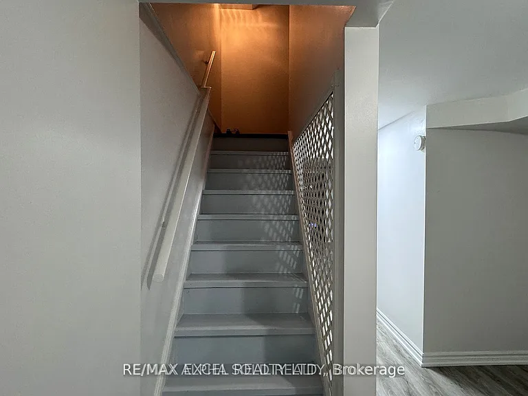 38 Saintsbury Sq #BASEMENT — Photo 2