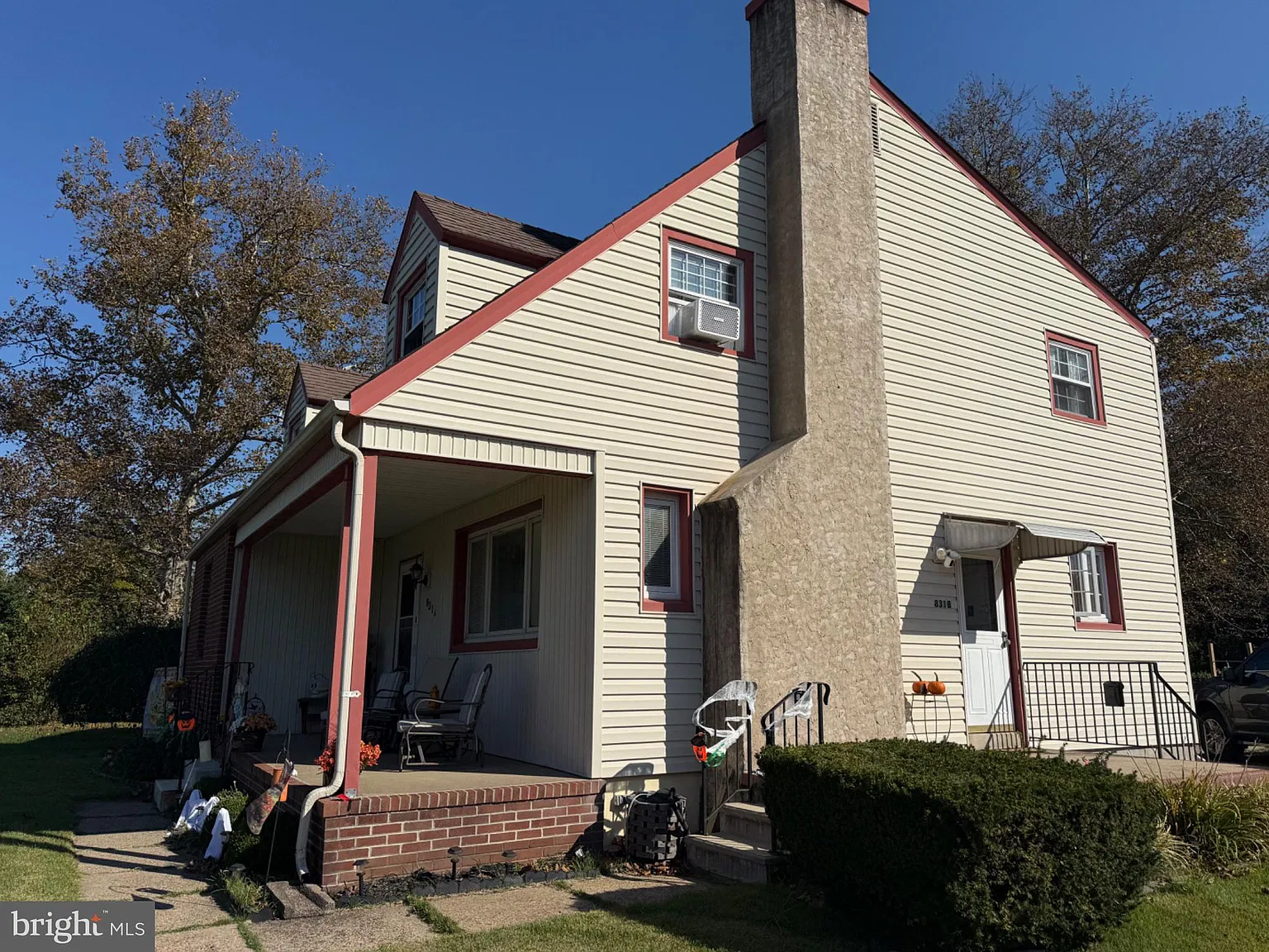 2 bed, 1.0 bath, 2702 sqft, $2,050 — Photo 2