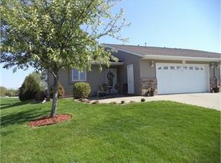 360 S Rolling Hills Dr, Le Center, MN 56057