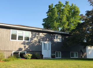 9 Highland Dr, Morris, MN 56267