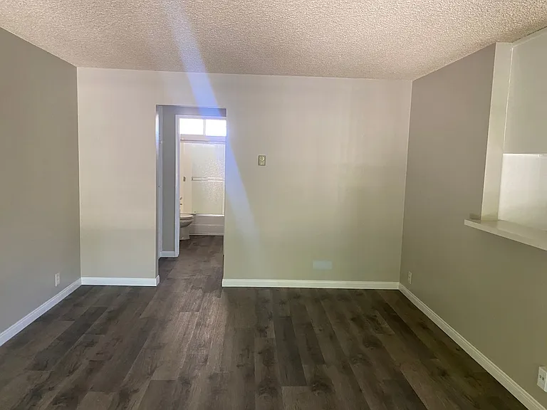Spacious 1 Bedroom 1 Bath Upstairs Apartment — Photo 9
