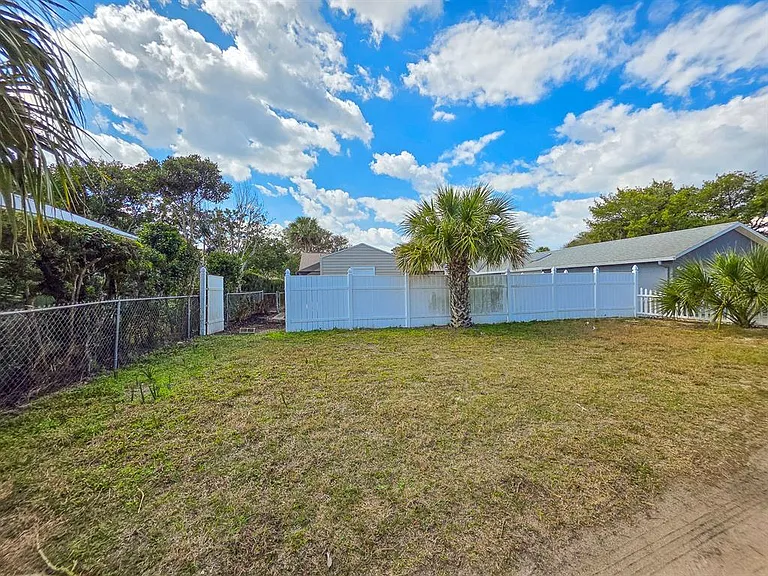 2135 S Flagler Ave — Photo 24