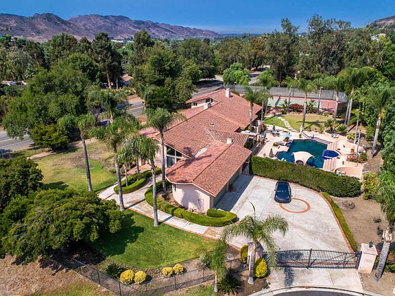 3rd image of 2823 N Las Posas Cir