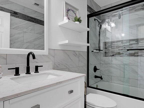 4th image of 828 Hackney Ln