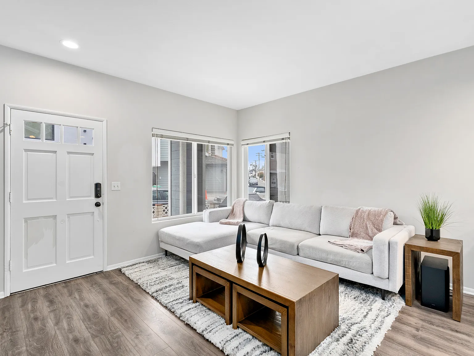 2 bed, 1150 sqft, $4,550 — Photo 2