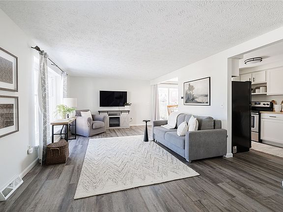 4th image of 16 Springwood Dr