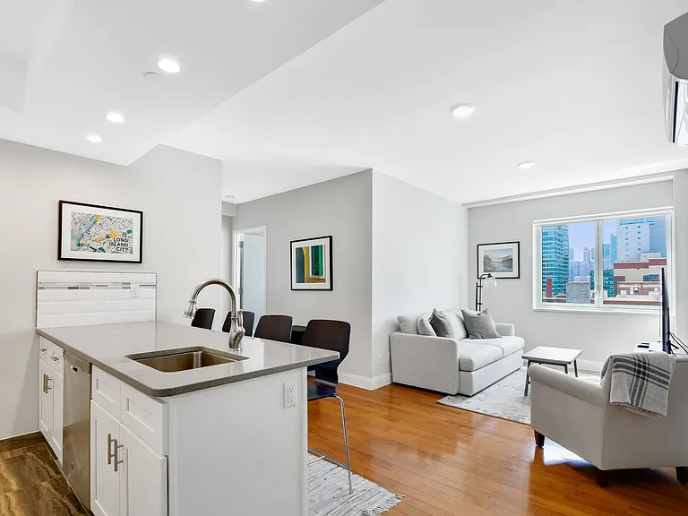 4604 Vernon Blvd #7C — Photo 2