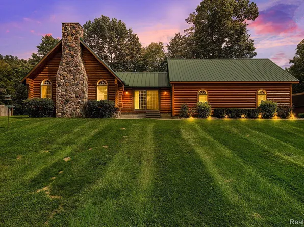 210 Gray Rd, Lapeer, MI 48446