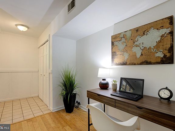 5th image of 302 Carlyn Ct
