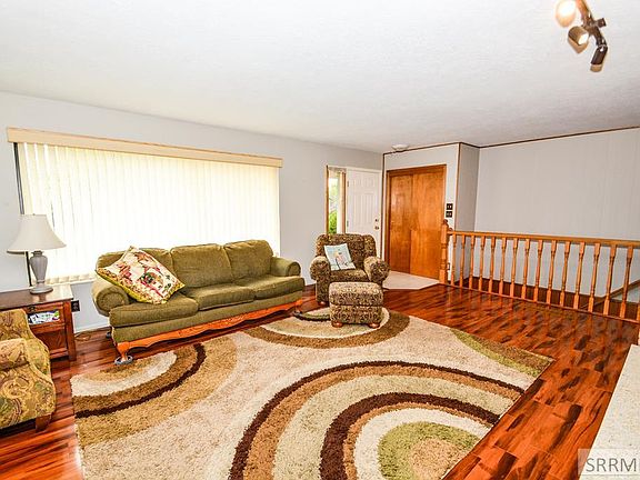4th image of 160 Carol Ave