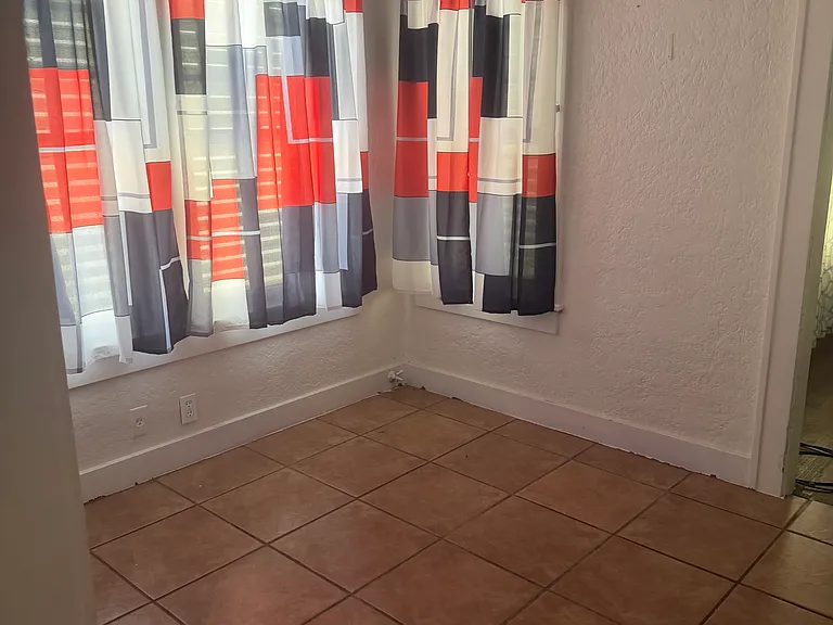 208 E Ligustrum Blvd — Photo 16